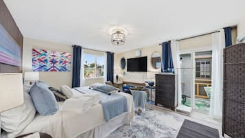 Een bureau, een strijkplank/strijkijzer, wifi, beddengoed