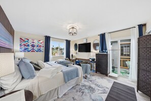 Desk, iron/ironing board, WiFi, bed sheets