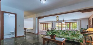 Televisión y chimenea 