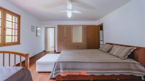 5 bedrooms, WiFi, bed sheets