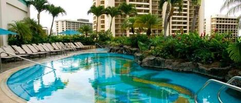 Una piscina al aire libre