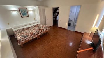 Caja de seguridad en la habitación y tabla de planchar con plancha