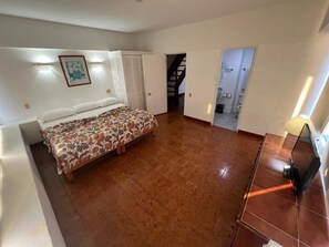 Caja de seguridad en la habitación y tabla de planchar con plancha 