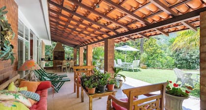 Casa com Piscina Churrasqueira Jogos e Lareira