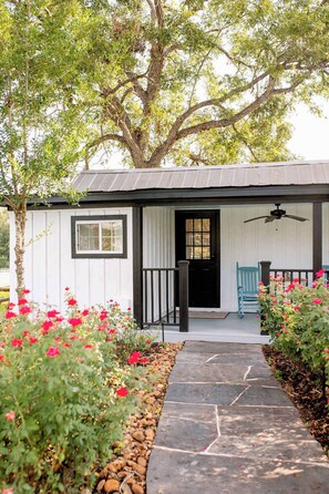 Exterior detail - Pool + Pickleball + Firepit | IN TOWN | Sleeps 8 (Round Top)