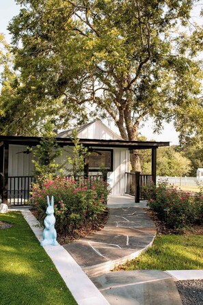 Property grounds - Pool + Pickleball + Firepit | IN TOWN | Sleeps 8 (Round Top)