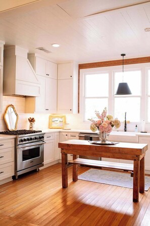 Fridge, microwave, oven, stovetop - Pool + Pickleball + Firepit | IN TOWN | Sleeps 8 (Round Top)