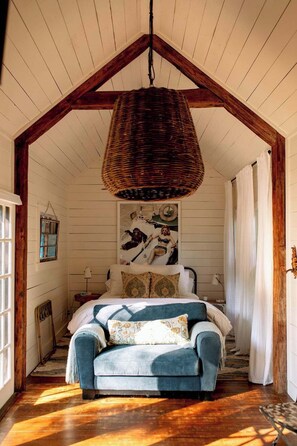 4 bedrooms, iron/ironing board, travel crib, WiFi - Pool + Pickleball + Firepit | IN TOWN | Sleeps 8 (Round Top)