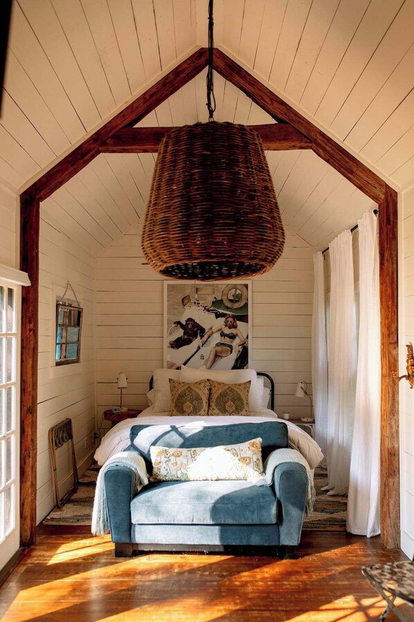 4 bedrooms, iron/ironing board, travel cot, WiFi - Pool + Pickleball + Firepit | IN TOWN | Sleeps 8 (Round Top)