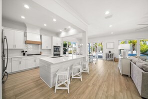 Jääkaappi, mikroaaltouuni, uuni, liesi