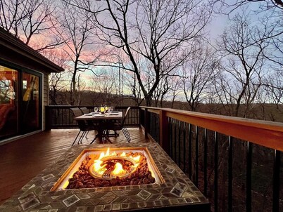 Wintergreen Cabin, Hot Tub, Sauna, Walk to Trails