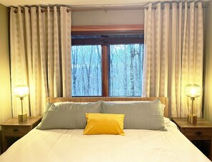 3 bedrooms, desk, iron/ironing board, travel crib - 5 Min to Ski Sleeps 10, Fireplace & Sunset Views (Wintergreen Resort)