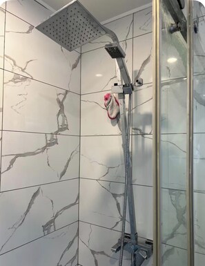 Douche, séchoir à cheveux, serviettes fournies, savon