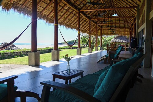 Surfari Charters Beach House – Guasacate, Popoyo, Nicaragua