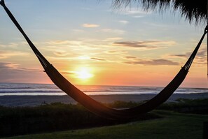 On the beach - Surfari Charters Beach House – Guasacate, Popoyo, Nicaragua (Guasacate)
