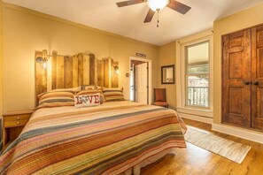 2 bedrooms, iron/ironing board, travel crib, free WiFi - Downtown Lofts • Walkable • Spacious • Chic (Bryson City)