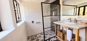 Shower, hair dryer, towels, soap - Spacious Loft Near Panajachel (Panajachel)