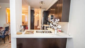 Kjøleskap, mikrobølgeovn, ovn og kokeplater