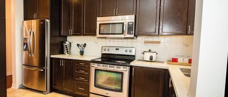 Kühlschrank, Mikrowelle, Ofen, Herdplatte