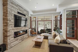 TV, fireplace, offices - Luxe townhouse with hot tub & AC (Whistler)