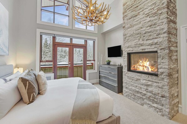 4 bedrooms, iron/ironing board, WiFi, bed sheets - Luxe townhouse with hot tub & AC (Whistler)