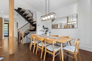 Dining - Luxe townhouse with hot tub & AC (Whistler)