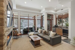 TV, fireplace, offices - Luxe townhouse with hot tub & AC (Whistler)