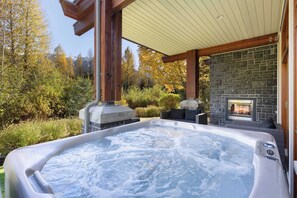 Outdoor spa tub - Luxe townhouse with hot tub & AC (Whistler)