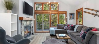 Cozy townhouse w/ hot tub & A/C