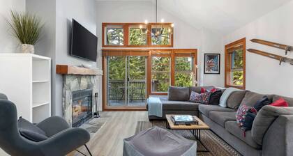 Cozy townhouse w/ hot tub & A/C