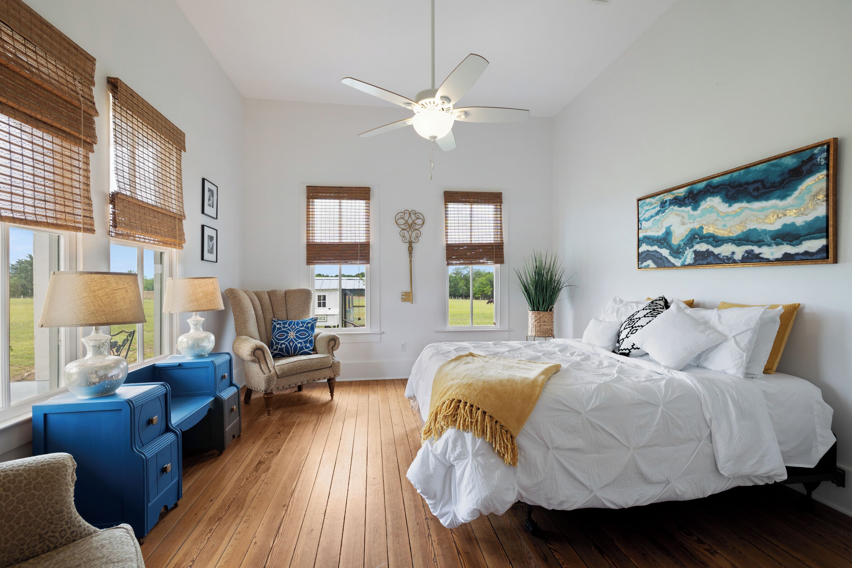 4 bedrooms, desk, iron/ironing board, WiFi (free)