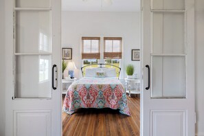 Työpöytä, silitysrauta/-lauta, ilmainen Wi-Fi, vuodevaatteet