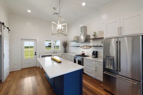 NEW! Designer Farm Getaway / Mins to Brenham / Private Pond + Playscape!