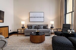 Room - 2BR Beautiful Space + Private Bedroom Patio The Mayfair (New Orleans)