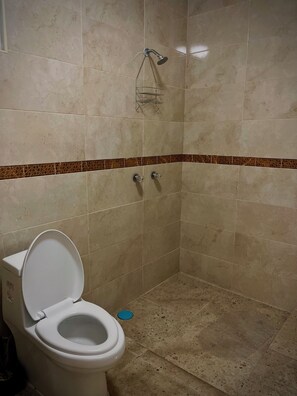 Quarto casal família, vista para o jardim | Banheiro | Chuveiro, toalhas de banho, sabonete, shampoo