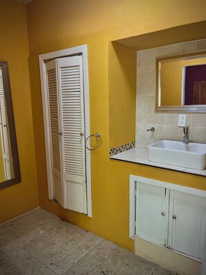 Quarto casal família, vista para o jardim | Wi-Fi de cortesia