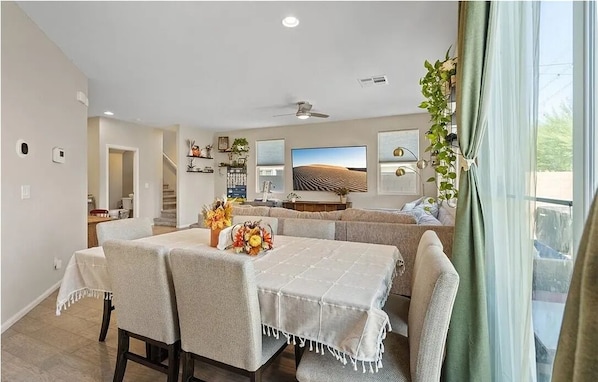 Dining - 3-bedroom house in enchanting North Las Vegas with AC (North Las Vegas)