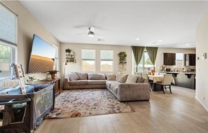 Living area - 3-bedroom house in enchanting North Las Vegas with AC (North Las Vegas)
