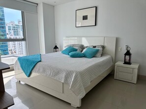 Apartemen Comfort, balkon, pemandangan pantai | Setrika/meja setrika dan Wi-Fi gratis