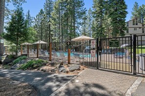 Property grounds - Creekside Chalet, Stay for 6 (Kings Beach)