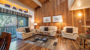 Apartment, Mehrere Betten, Balkon, Bergblick (Creekside Chalet) | Wohnbereich