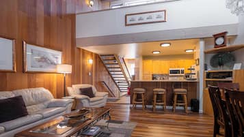 Apartment, Mehrere Betten, Balkon, Bergblick (Creekside Chalet) | Wohnbereich