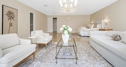The Polished Pearl Estate Luxe Retreat - Pool - Spa