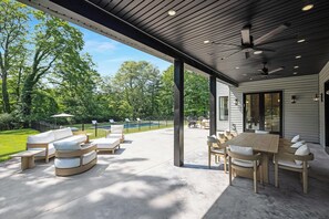 Outdoor dining - The Polished Pearl Estate Luxe Retreat - Pool - Spa (Saddle River)