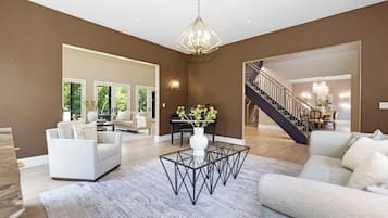 House, 6 Bedrooms, Private Pool | Living room