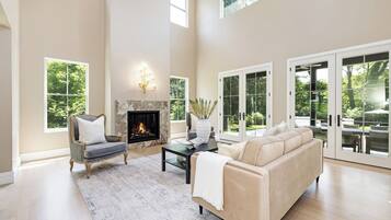 House, 6 Bedrooms, Private Pool | Living room