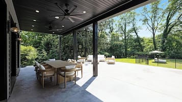 House, 6 Bedrooms, Private Pool | Outdoor dining