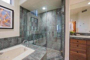 Douche, sèche-cheveux, serviettes fournies, papier toilette