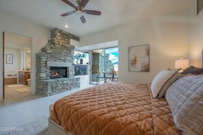 2 bedrooms, iron/ironing board, WiFi, bed sheets - Luxe 2-Bedroom Villa with Epic Sunsets in Gated Desert Mountain (Scottsdale)
