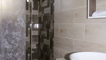 Een haardroger, handdoeken, shampoo, toiletpapier